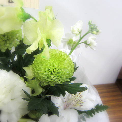 お供え用アレンジメントm 洋花をメイン 白グリーン系 花の店あんオンラインショップ